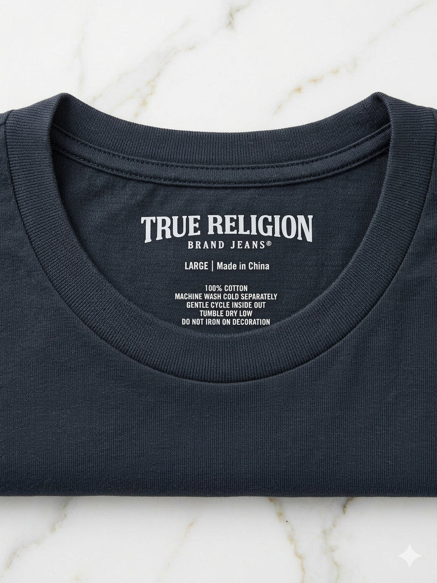 Camiseta True Religion Jet Black "TR MFG" con Estampado Gráfico