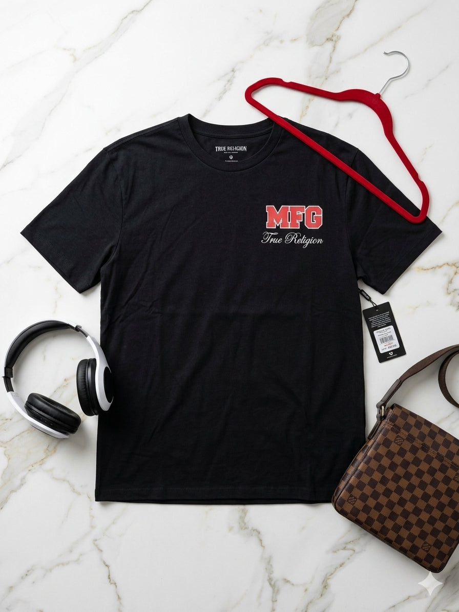 Camiseta True Religion Jet Black "TR MFG" con Estampado Gráfico