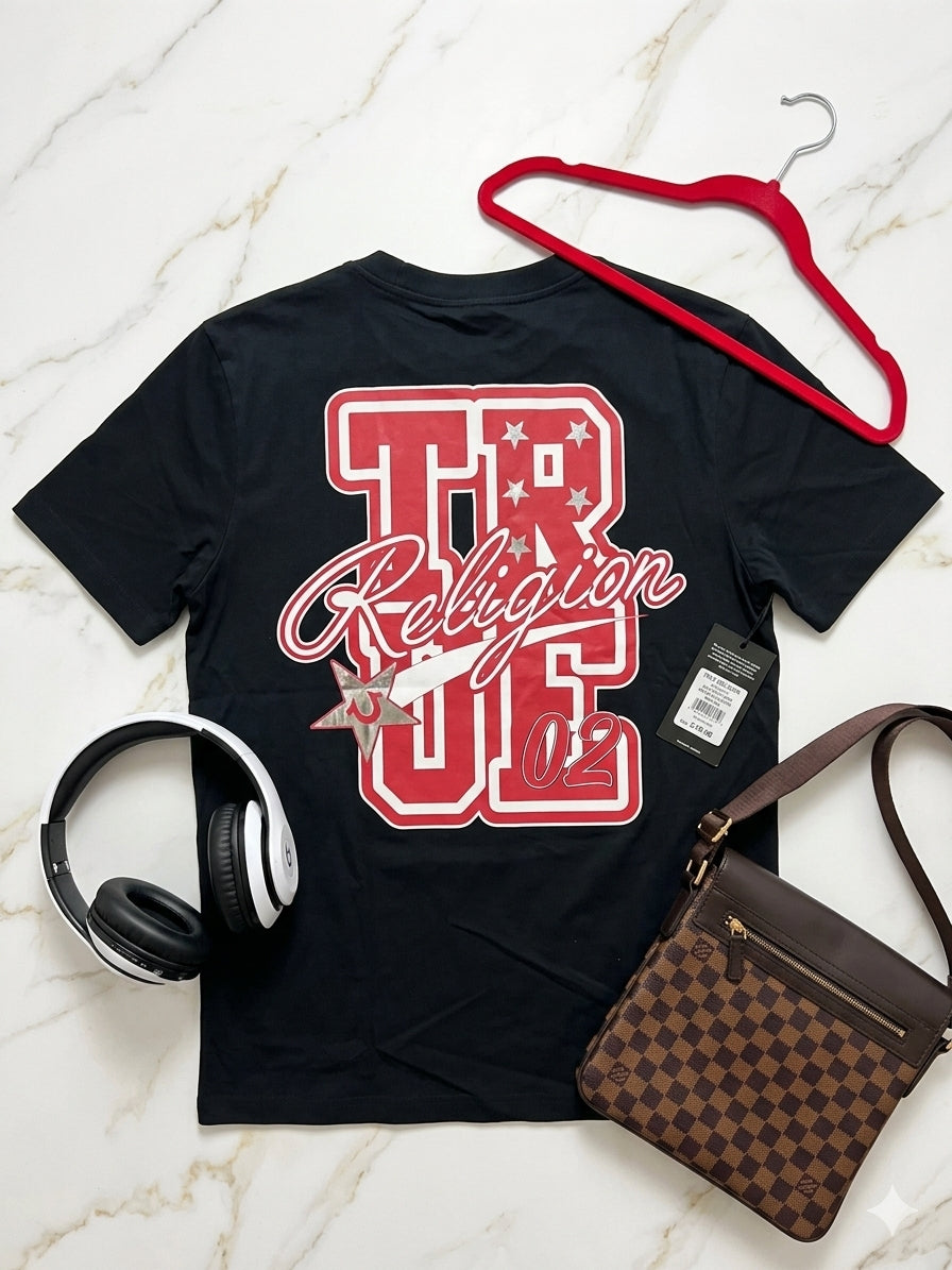 Camiseta True Religion Jet Black "TR MFG" con Estampado Gráfico