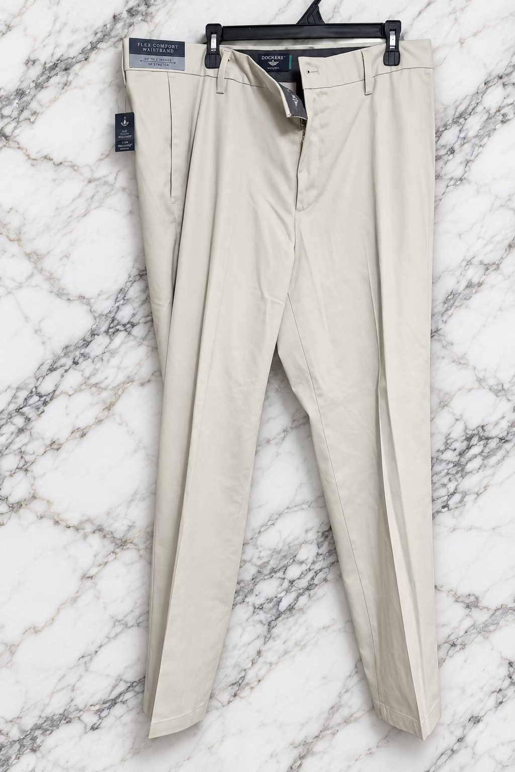 Pantalones de Vestir Dockers para Hombre – Khaki con Cintura Flex Comfort