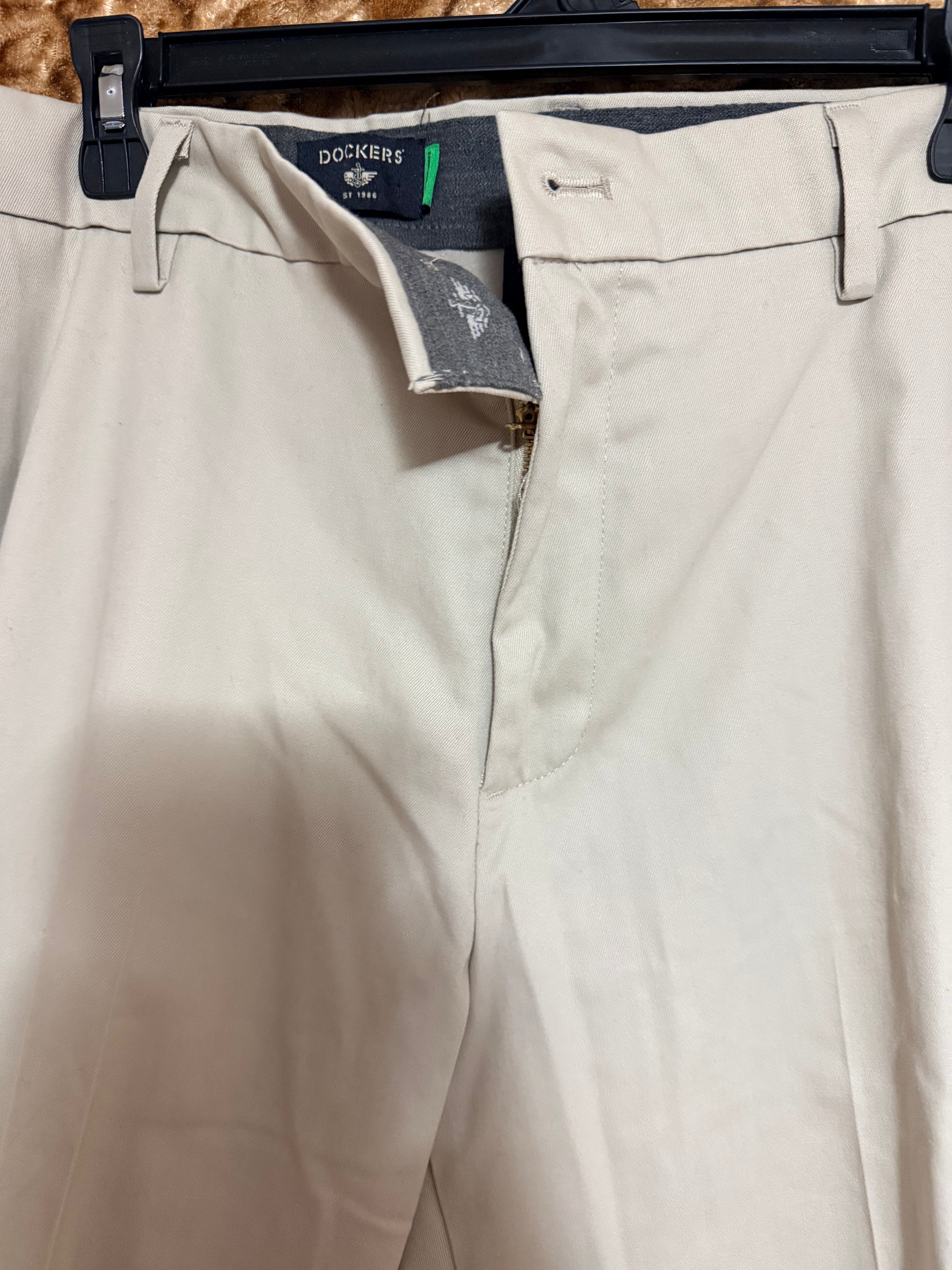 Pantalones de Vestir Dockers para Hombre – Khaki con Cintura Flex Comfort