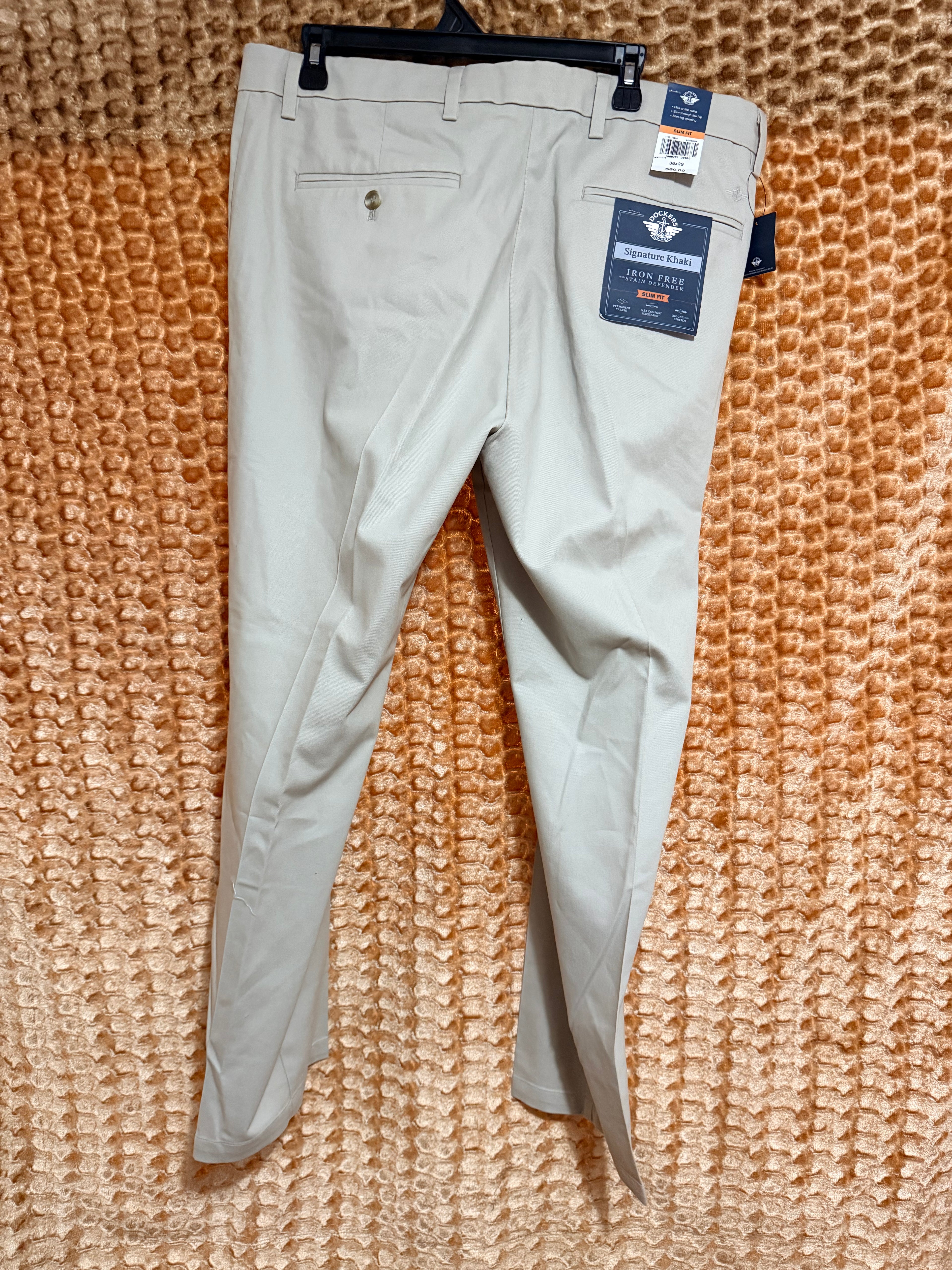 Pantalones de Vestir Dockers para Hombre – Khaki con Cintura Flex Comfort