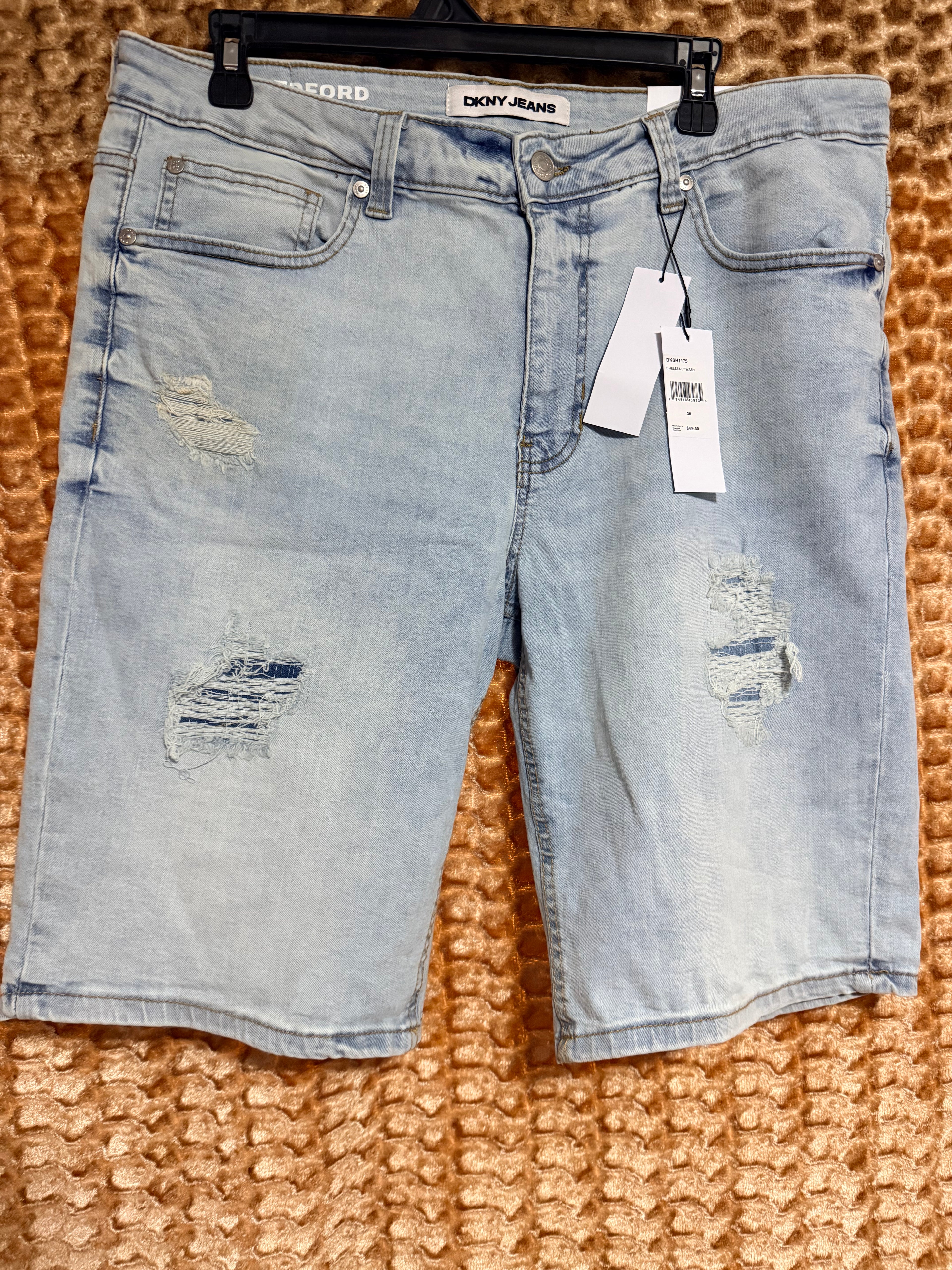 Shorts de Mezclilla DKNY Jeans con Detalles Destruidos para Hombre
