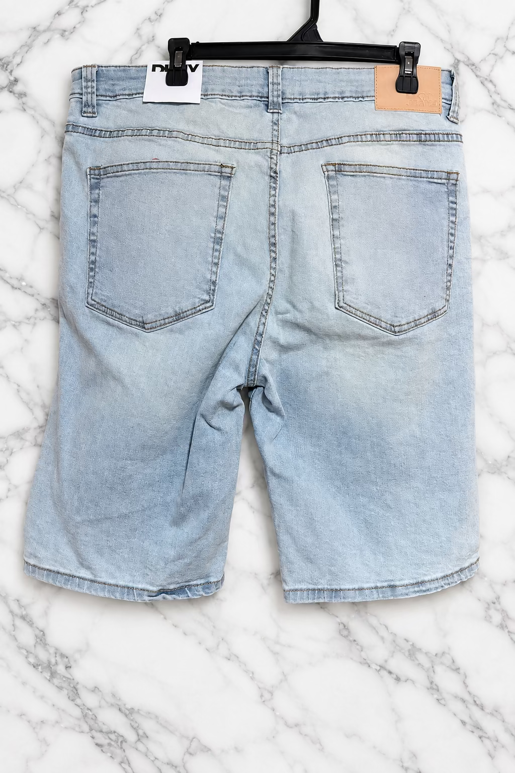 Shorts de Mezclilla DKNY Jeans con Detalles Destruidos para Hombre