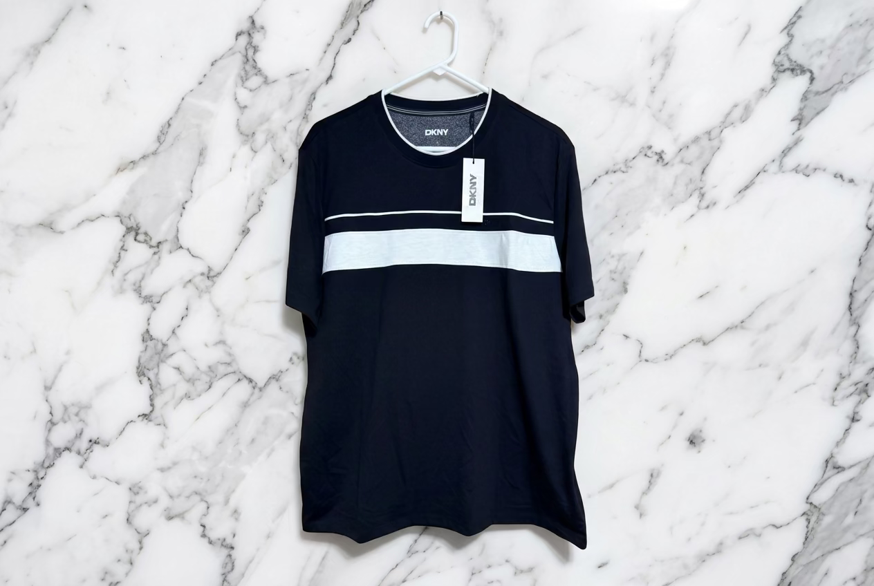 Camiseta DKNY de Manga Corta para Hombre – Negra con Franja Blanca Central