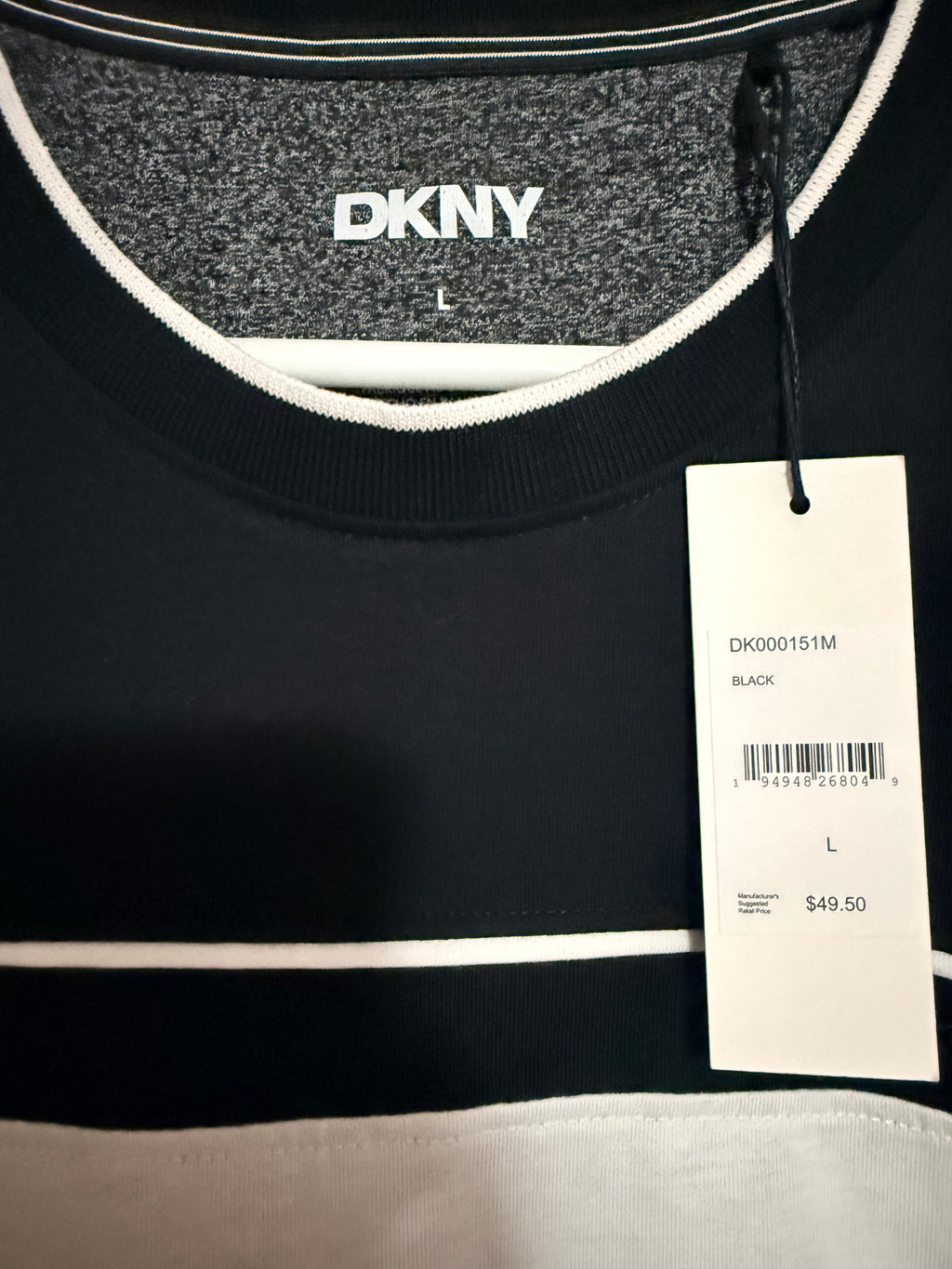 Camiseta DKNY de Manga Corta para Hombre – Negra con Franja Blanca Central