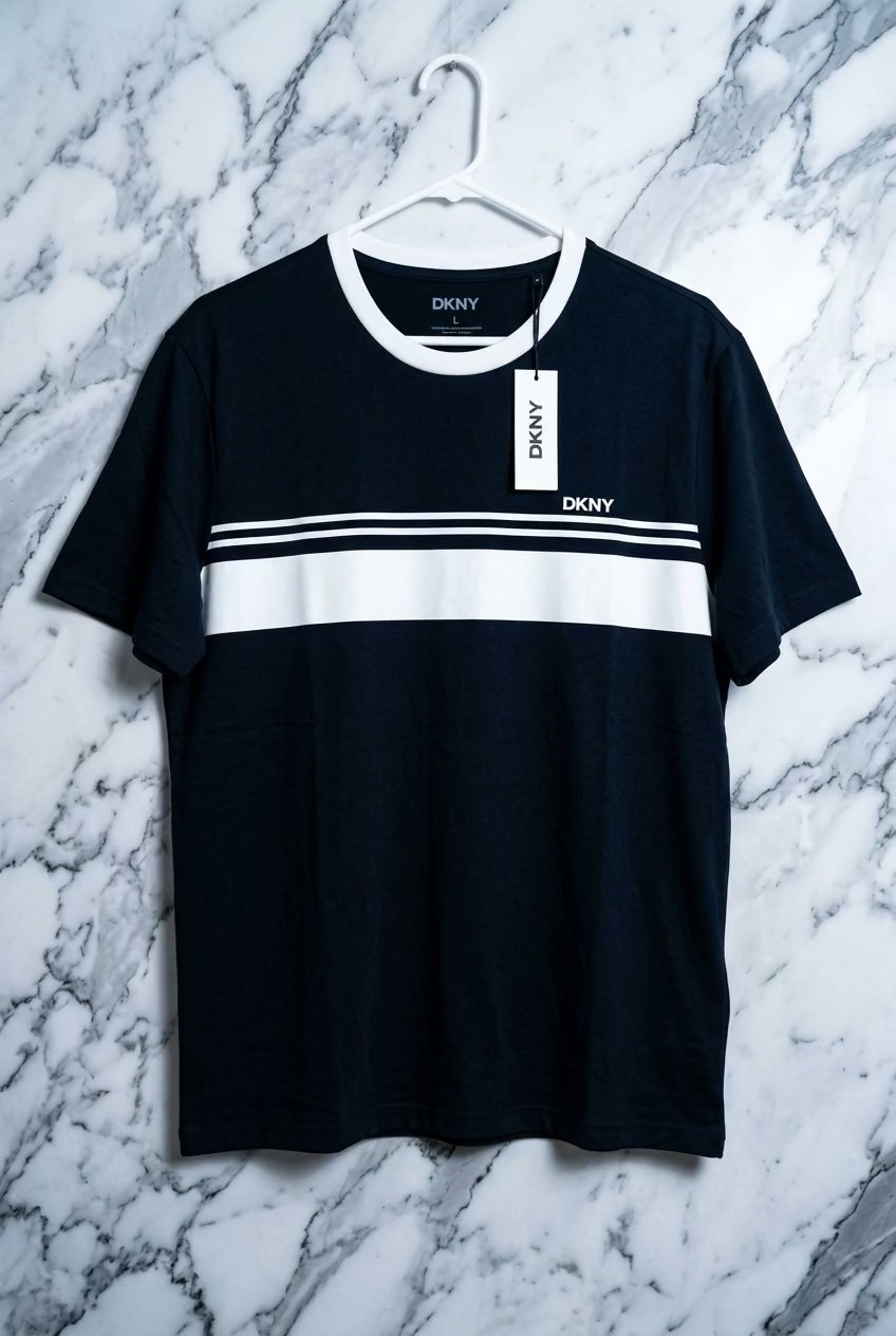 Camiseta DKNY de Manga Corta para Hombre – Negra con Franja Blanca Central