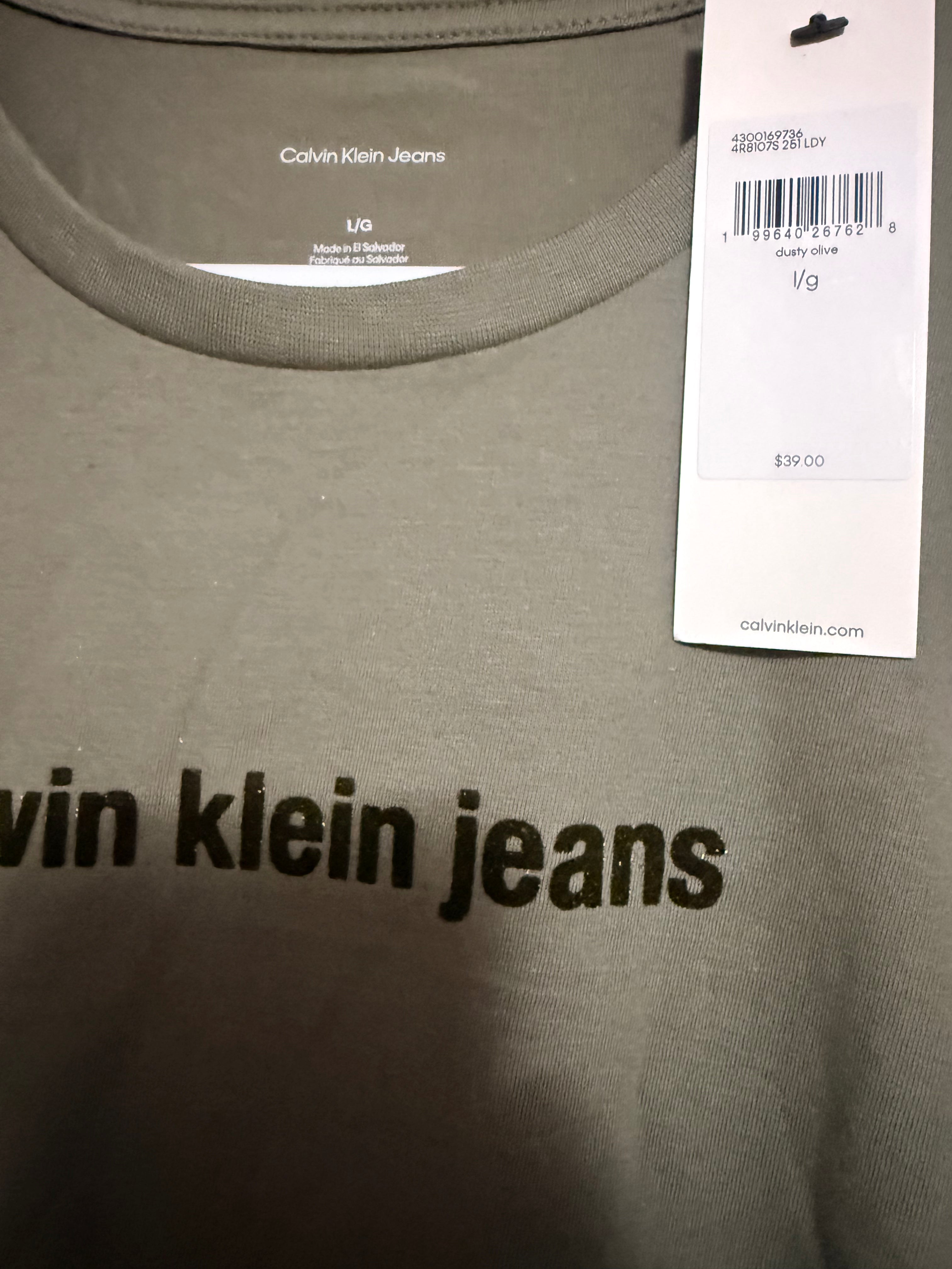 Playera Calvin Klein Jeans Clásica con Logo – Verde Olivo